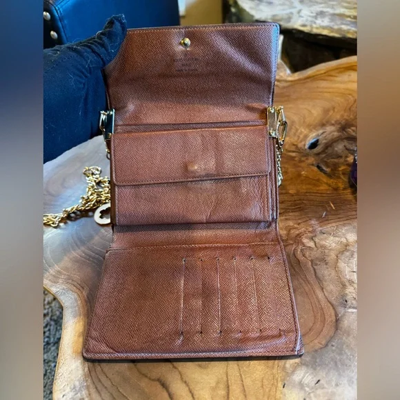 LOUIS VUITTON
Monogram Porte Tresor Etui Papiers
Wallet vintage converted - Picture 7 of 15